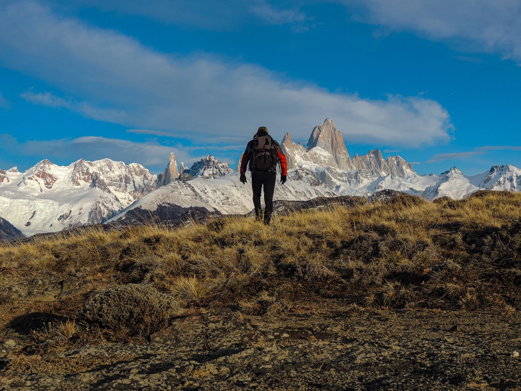 Equipo de viaje explorando senderos en Argentina